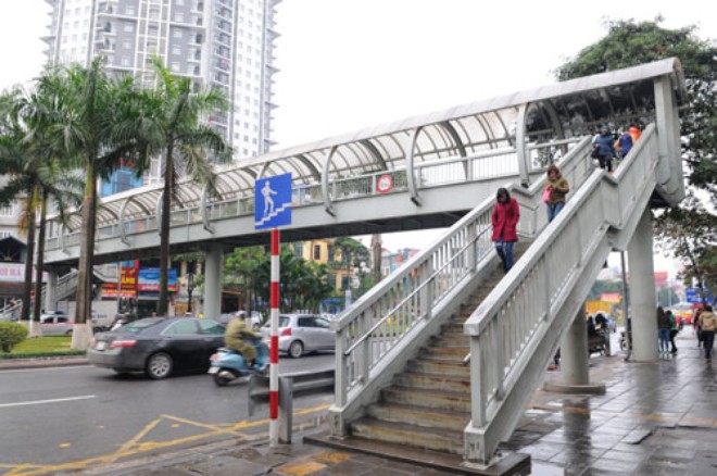 cầu đi bộ qua đường