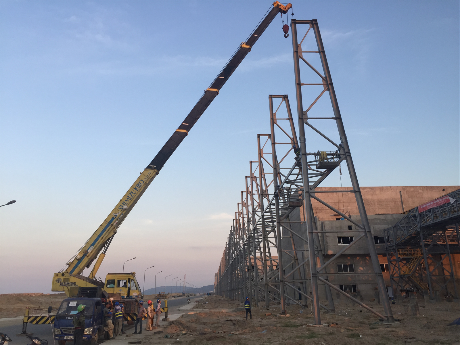 Băng tải và khung dầm kết cấu thép